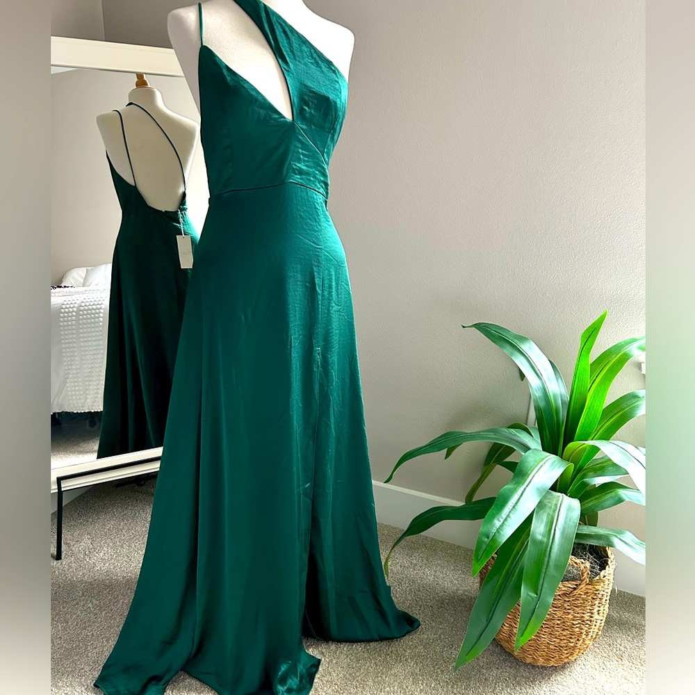 Beautiful New Hello Molly Formal Satin Emerald Green dress. Size Medium